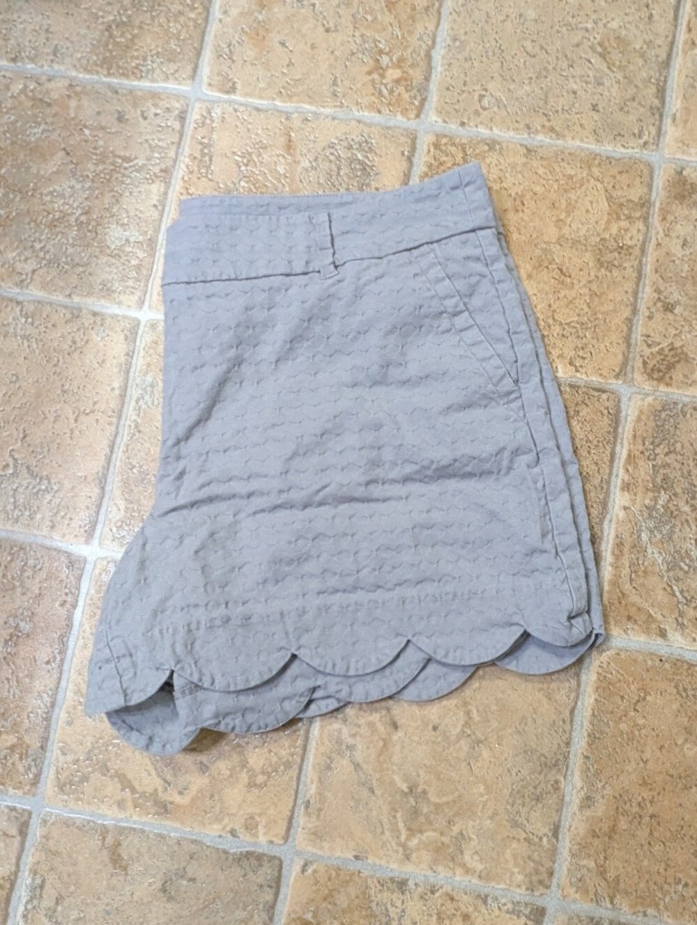 crown & ivy Shelby Light Gray Scallop-Hem Quilted Shorts